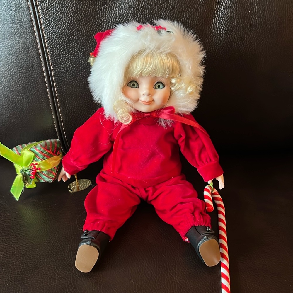 Goebel Natalie Noel Charlotte Byj by Karen Kennedy 200/400 edition. Xmas theme